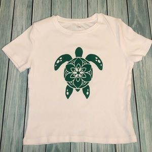 Basic White Scoop Neck Crop Top Short Sleeve Top With Custom Design Green Turtle